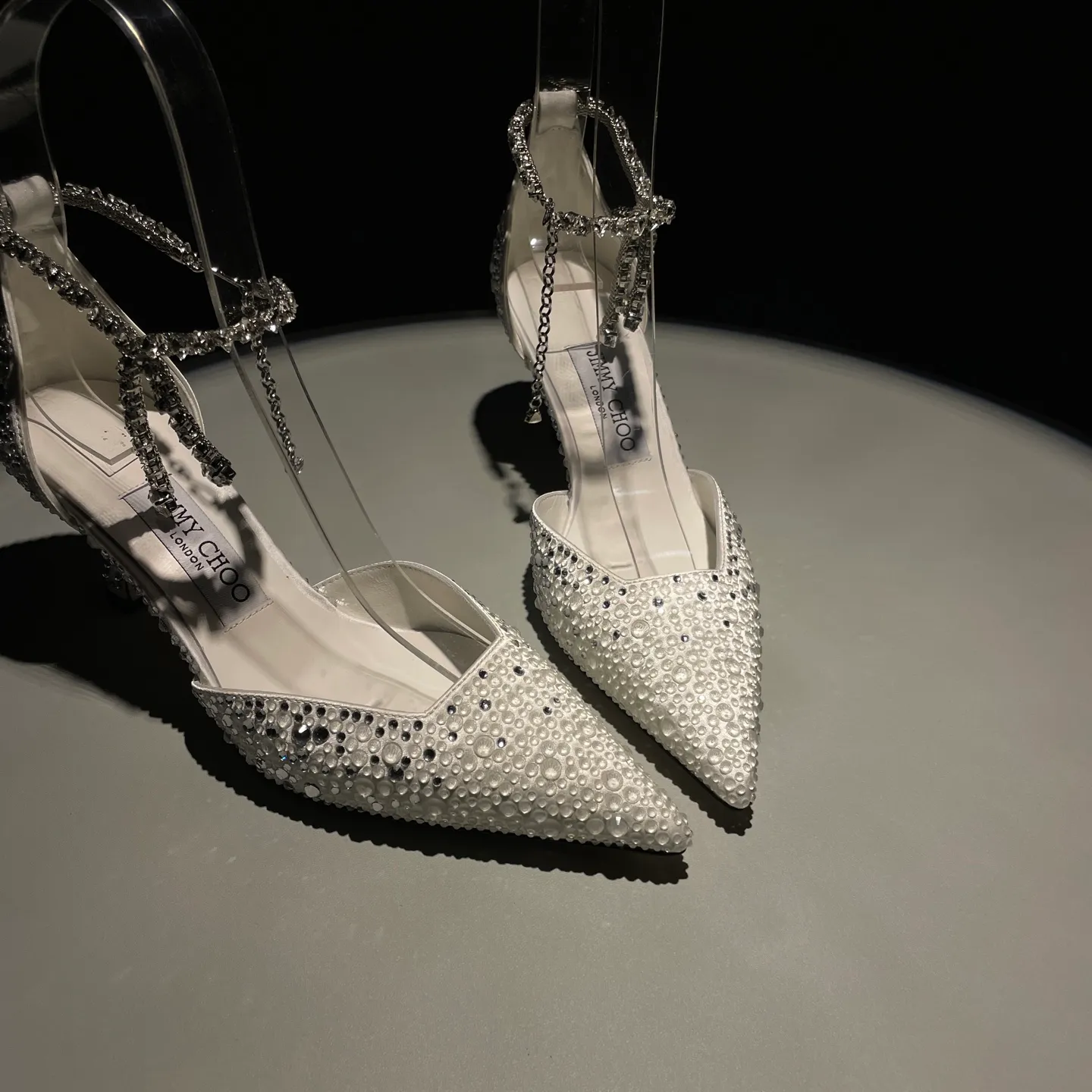 👟👟Ex-factory price 720👟👟 Jimmy Choo/Jimmy Choo classic diamond chain pointed toe crystal high-heeled sandals. Excellent crystal shoes. So beautiful that you can't take your eyes away. The shape of the shoes is very delicate and not too narrow and long. The internal space is sufficient to allow the toes to relax enough. The rhinestones outline a charming arc on the instep. It is simply beautiful. It has a 360-degree surrounding fairy atmosphere. Gorgeous without being exaggerated! ! The fabric is made of imported silk, with imported sheepskin lining. Customized A-grade Italian genuine leather sole. Heel height: 6.5 or 8.5. Size: 35-40 (41, 42, 43 customized, non-refundable)